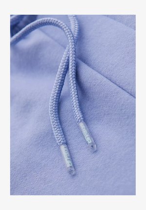Světle fialová mikina z látky s opletenými šňůrkami. Konce šňůrek mají průhledné plastové koncovky s nápisem "LEVELUP." Měkká a texturovaná.