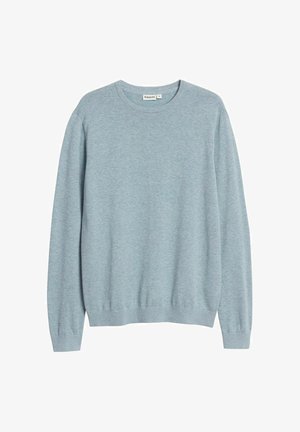 Lichtblauwe trui met lange mouwen en ronde hals, voorzien van geribbelde boorden aan de mouwen en zoom, plat uitgestald tegen een witte achtergrond.