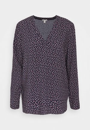 Zwarte blouse met lange mouwen met een klein roze en wit bloemenpatroon en V-halskraag op een effen achtergrond.