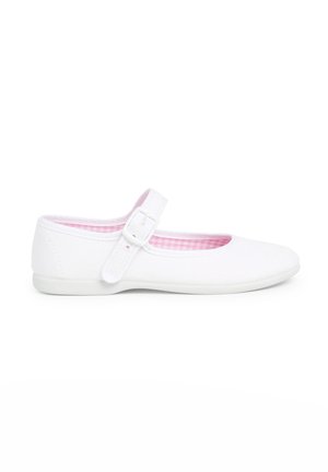 Ballerine en toile blanche avec un intérieur à carreaux roses et une seule sangle réglable sur le coup de pied.