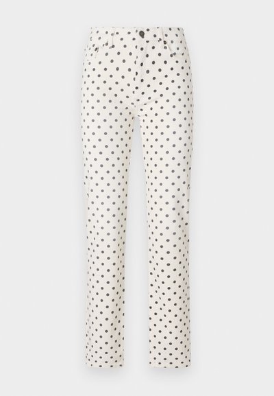 Pantalones blancos con lunares negros, con corte recto, cinco bolsillos, cierre de botón y trabillas para cinturón. Textura de tela suave.