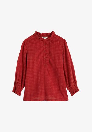 Blusa roja de mangas largas con cuello con volantes, delante de botones y puños elásticos; presenta una textura a cuadros en toda la prenda.
