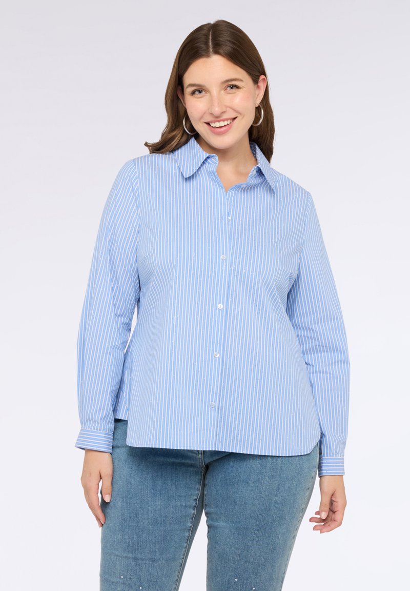 Camisa de botón de manga larga de color azul claro con finas rayas blancas, presenta un cuello extendido y puños, confeccionada en una tela suave.
