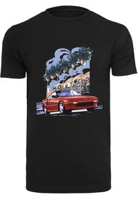 Fekete pamut póló, piros kabrió autóval, a háttérben pálmafákkal és "HOLLYWOOD" felirattal. Grafikai nyomtatás élénk színekkel.