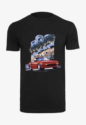 Juodas medvilninis marškinėliai su raudonu kabrioletu, palmėmis ir fone esančiu tekstu "HOLLYWOOD". Grafika su ryškiomis spalvomis.