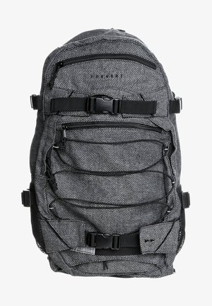 Rucsac gri cu un model în carouri de herringbone, mai multe compartimente cu fermoar și bretele ajustabile, având un sistem de închidere robust cu cataramă.