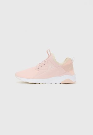 Chaussure de sport rose avec un dessus en maille, un devant à lacets, des accents beiges et une semelle blanche. Dispose d'une languette au talon pour un enfilage facile.