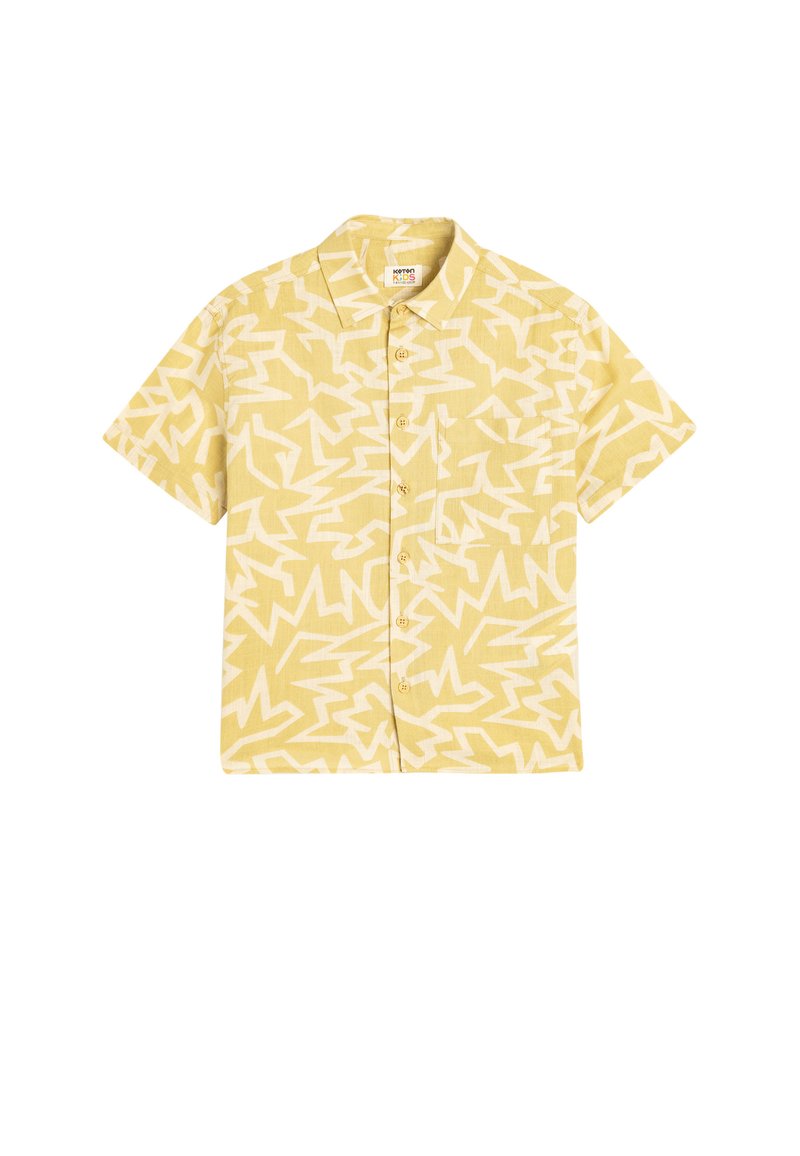 Camisa de manga corta, con botones, en tela color amarillo claro con un patrón abstracto en zigzag blanco y un único bolsillo en el pecho.
