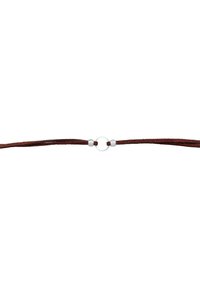 Cordon en daim marron avec deux brins fins, doté d'un accent central en métal argenté en forme de cercle. Design simple et minimaliste.
