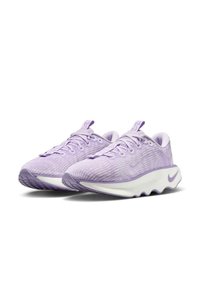 Baskets de sport violettes avec une tige en tricot texturé et une sole blanche. Parmi les caractéristiques, on trouve des lacets, une languette au niveau du talon et un petit logo sur le côté.