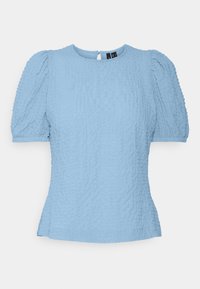 Blusa texturada azul clara feita de tecido tecido. Apresenta um decote redondo e mangas curtas bufantes. Fecho nas costas.