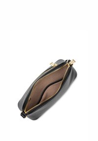 Pochette in pelle grigia con zip e accessori dorati, caratterizzata da una superficie liscia e da due scomparti con una fodera beige.