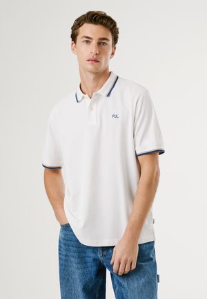 Chemise polo blanche avec un col, présentant des accents bleus sur les poignets et le col. Petit logo "PJL" sur la poitrine gauche. Matériau en coton.