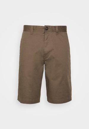 Shorts en coton marron avec fermeture à bouton, passants de ceinture et une conception à l'avant plat. Texture lisse avec une finition uniforme.