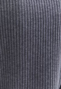 Grijs ribstof met fijne verticale strepen, zachte textuur en een gemiddeld gewicht, ideaal voor casual wear.