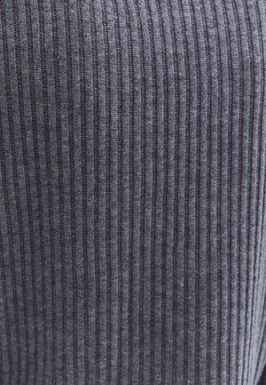 Tissu gris côtelé avec de fines rayures verticales, texture douce et poids moyen idéal pour des vêtements décontractés.
