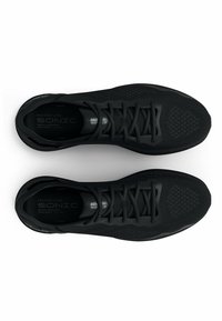 Zwarte sportschoenen met een ademende mesh bovenzijde, platte veters, een gestructureerde zool en "HOVR SONIC" branding op de binnenzool.