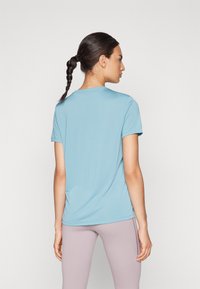 Nike Performance TEE  - T-Shirt sport - denim turquoise/white
