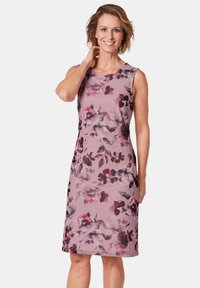 Ärmeloses Blumenkleid in zartem Rosé, mit lockerer Passform und einem Aquarellmuster aus dunkelpurpurnen und burgunderfarbenen Blumen mit subtilen grauen Akzenten.