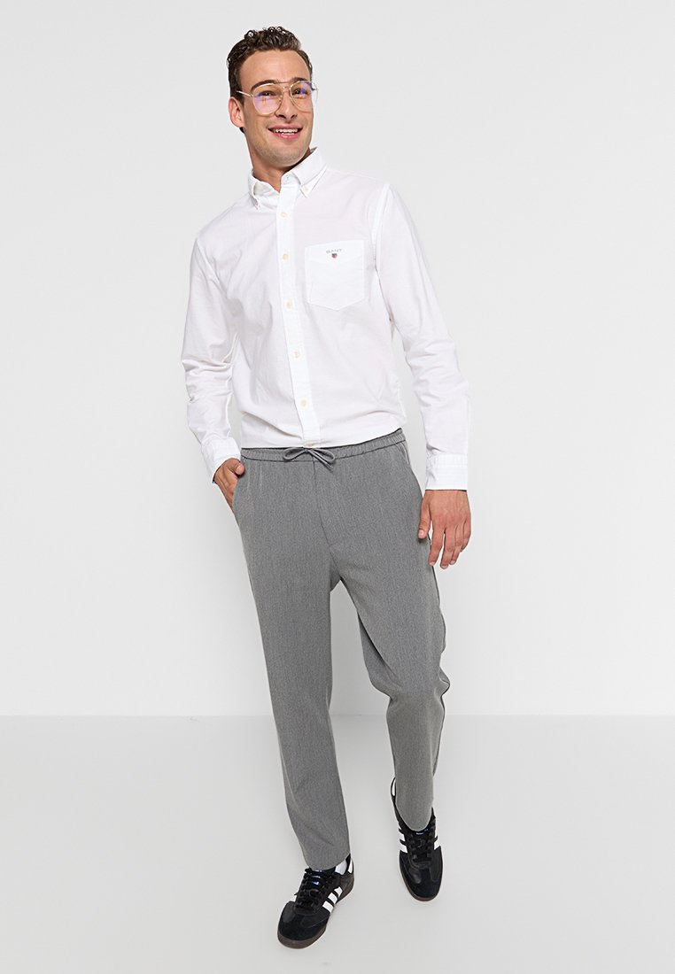 REGULAR FIT
