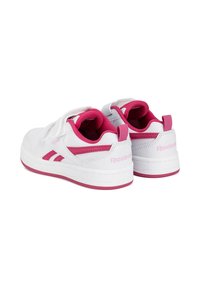Zapatillas blancas con acentos rosas, con una textura de cuero suave, correas de Velcro y un cuello acolchado. Nombre de la marca en el talón en rosa.