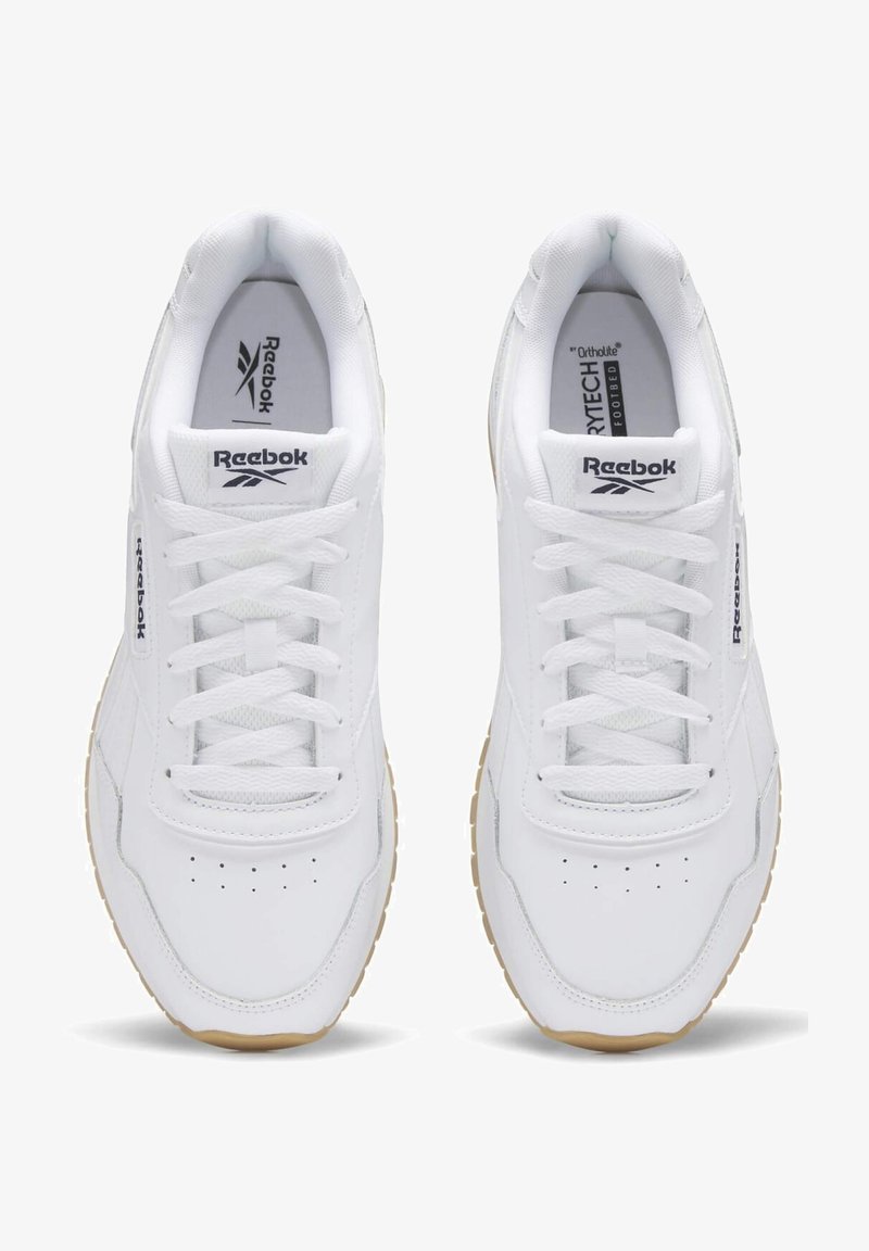 Białe sneakersy Reebok z gładką skórzaną cholewką, sznurowaniem, wyściełanym kołnierzem i gumową podeszwą. Wkładka Ortholite dla komfortu.