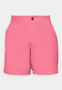 Rosa shorts gjorda av lättviktsmaterial, med hög midja, en svart knappstängning och plana framfickor.