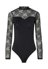 Body negru cu mâneci lungi și dantelă florală transparentă pe mâneci și partea superioară a pieptului, având un gât înalt și închidere cu nasturi în spate.