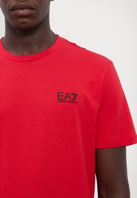 EA7 Emporio Armani TRAIN CORE TEE - T-shirts - salsa