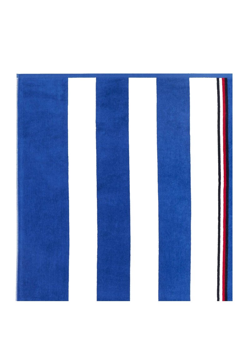 Blaue gestreifte Handtuch mit abwechselnd breiten blauen und weißen Streifen, sowie einem roten, weißen und schwarzen Akzentstreifen. Weiche Textur, rechteckige Form.