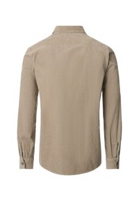 Beige corduroy overhemd met lange mouwen en met knopenmanchetten, weergegeven vanaf de achterkant op een witte achtergrond.