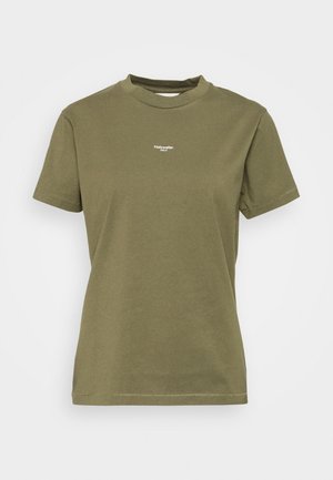 T-shirt en coton vert olive avec un col montant, des manches courtes et un petit logo blanc sur la poitrine. Texture douce et design simple.
