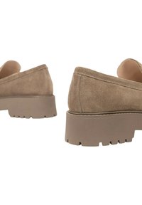 Scarpe slip-on in suede marrone chiaro con suola grigia spessa. Forma arrotondata con cuciture visibili e superficie testurizzata.
