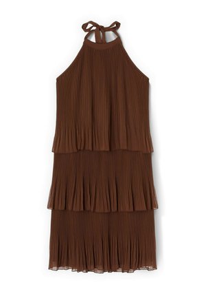 Hnědé plisované šaty bez rukávů s halter výstřihem zavázaným na mašli, s třemi vrstvenými volány a midi délkou na bílém pozadí.