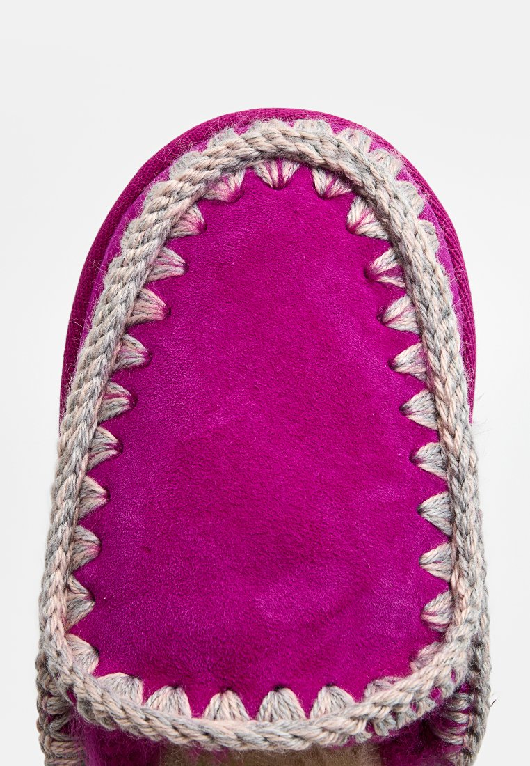 Fuchsia Wildlederschuh mit einer strukturierten, geflochtenen grauen Kante entlang der Oberkante und einer glatten, abgerundeten Zehenpartie.