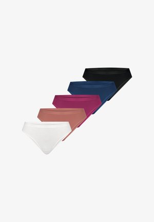 Fünf nahtlose Bikini-Slips in Schwarz, Navy, Burgund, Braun und Weiß, diagonal auf weißem Hintergrund angeordnet.