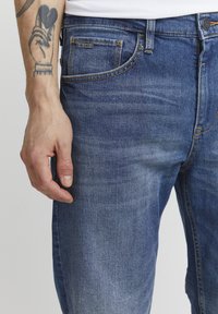Denim jeans i gradient blåfarge med lys fading, med rett snitt, fem lommer og en etikett sydd bak.