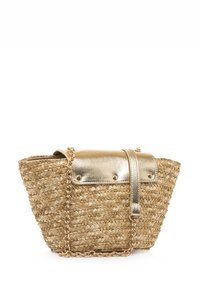 Geflochtene Strohtasche mit goldenem, metallischem Klappverschluss und Akzenten. Verfügt über einen Kettenriemen und eine dreieckige Form, die verschiedene Texturen und Farben miteinander verbindet.