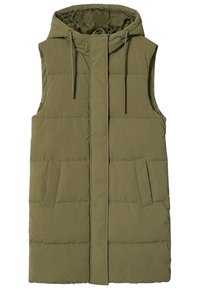 Oliwkowo zielona pikowana bezrękawnik z kapturem, wyposażona w zamek błyskawiczny z przodu, boczne kieszenie i pikowaną fakturę.