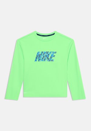 T-shirt Nike vert vif à manches longues avec un col rond et un logo Nike bleu à motifs centré sur le devant.