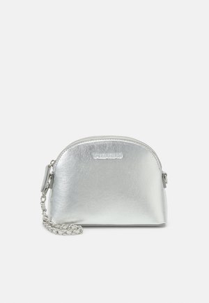 Kleine zilverkleurige metallic polstasje met ritssluiting en korte kettingriem, met het logo erin geperst aan de voorkant.