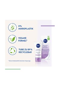 NIVEA-Cremetube mit einem weißen Gehäuse und lila Kappe, die ein minimalistisches Design zeigt. Die Verpackung weist Icons für Umweltfreundlichkeit und vegane Formel auf.