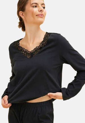 Haut noir à manches longues avec un décolleté en V et un délicat bord en dentelle noire autour du cou, associé à un pantalon noir à taille élastique assorti.