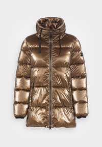 Chaqueta acolchada metálica de bronce brillante con cuello alto, cordones negros, cremallera frontal y dos bolsillos con cremallera sobre fondo blanco.