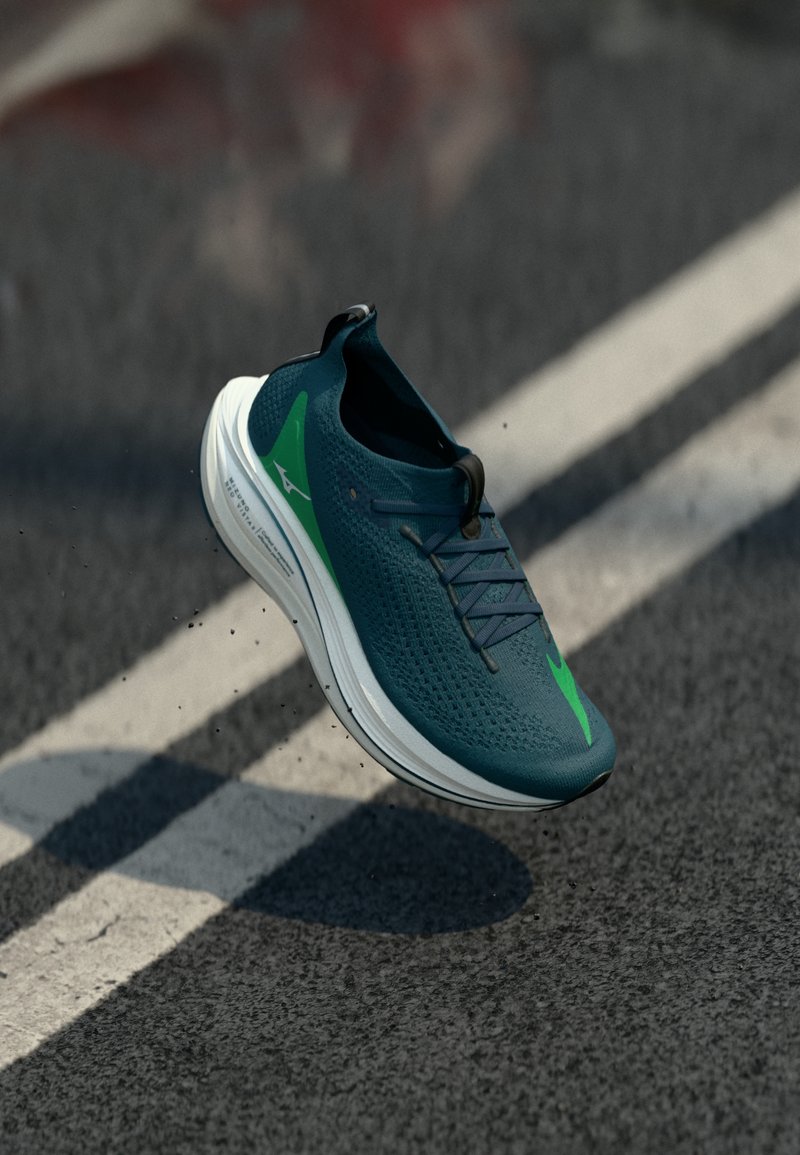 Μπλε και πράσινο αθλητικό παπούτσι με λευκή σόλα, στον αέρα πάνω από ασφαλτοστρωμένο δρόμο με λευκές διαχωριστικές γραμμές.