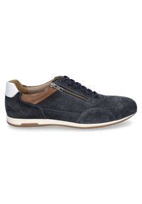 Baskets pour hommes en daim bleu marine foncé avec des accents en cuir marron, une talon blanc, un laçage à l'avant et un détail de fermeture éclair sur le côté, avec une semelle en caoutchouc.