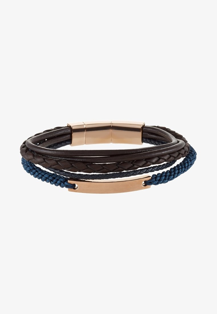 Bracelet multi-brins en cuir marron tressé, cordon bleu, avec fermoir et plaque rectangulaire en métal doré.