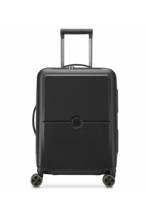Valise rigide noire avec une texture lisse, une poignée rétractable et quatre roues accentuées de jaune pour la mobilité. Équipée d'une serrure centrale.