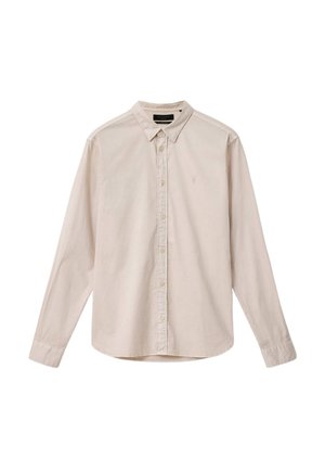 Beige overhemd met lange mouwen, knopen, kraag, een enkele borstlogo en met knopen afgesloten manchetten, plat uitgestald op een witte achtergrond.