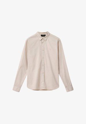 Camisa beige de manga larga con botones, cuello, logo único en el pecho y puños abotonados, exhibida plana sobre un fondo blanco.